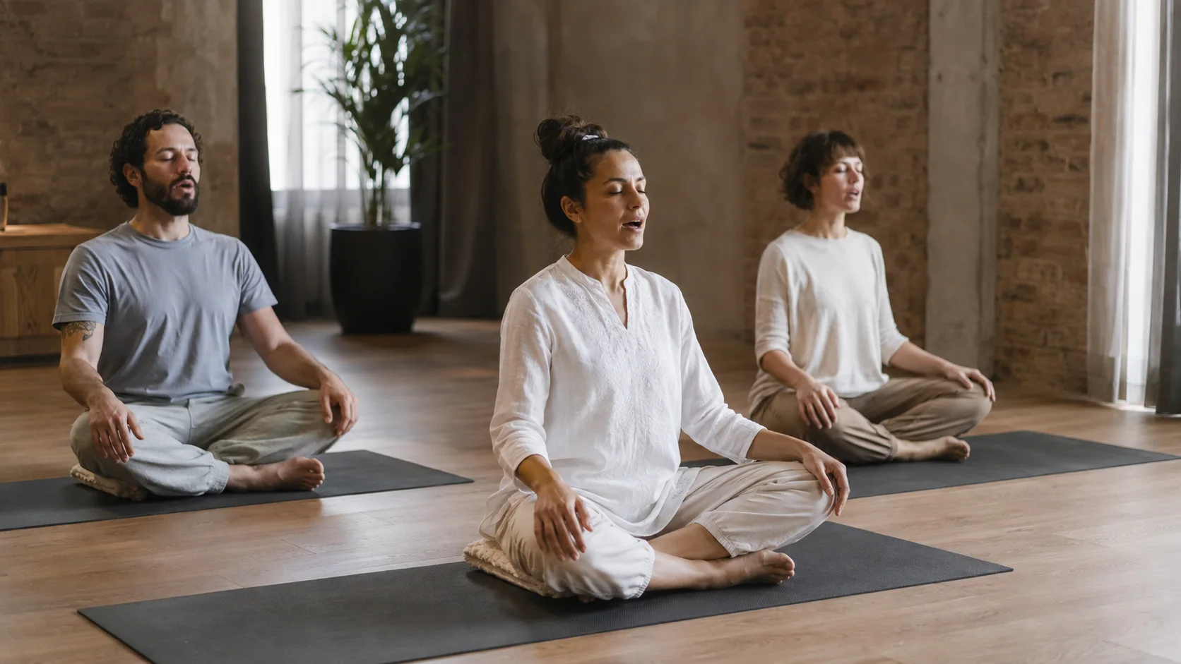 Grupo practicando una meditación con mantra en una clase de Kundalini Yoga