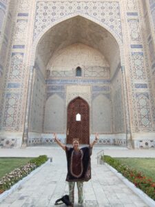 Viajera ante la portada decorada de un monumento de Uzbekistán