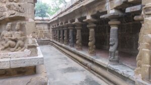 Galería de columnas y relieves en un templo del sur de la India