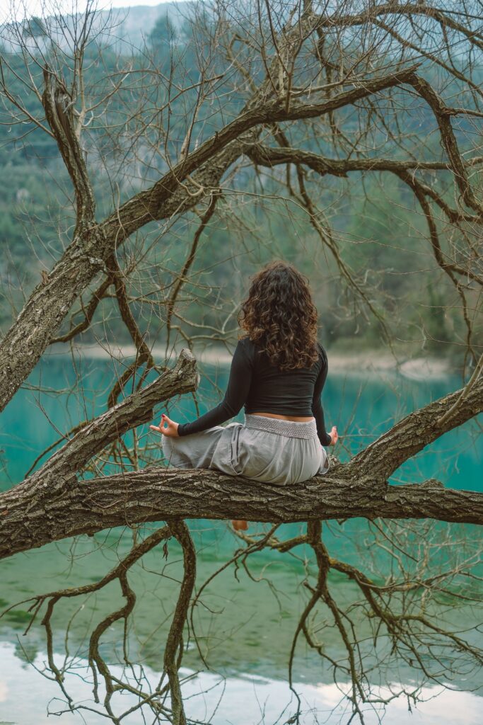 Yoga con enfoque somático y automasaje para mujeres (GRATUITO)